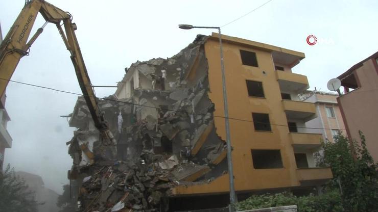 İstanbulda riskli bina yıkıldı, betonunda deniz kabukları çıktı