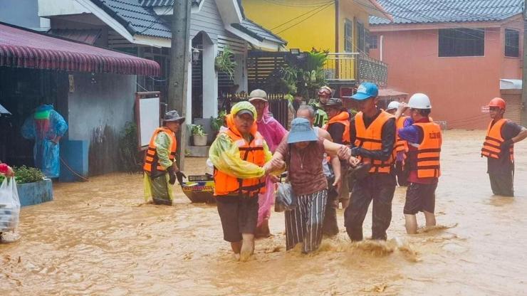 Yagi Tayfunu Taylanda ulaştı: 4 ölü