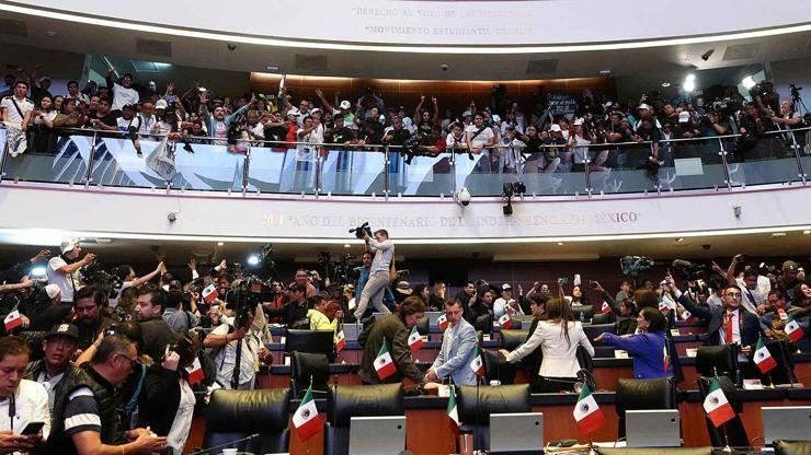 Meksika’da yargı reformu oylamasını protesto edenler Senato’yu bastı