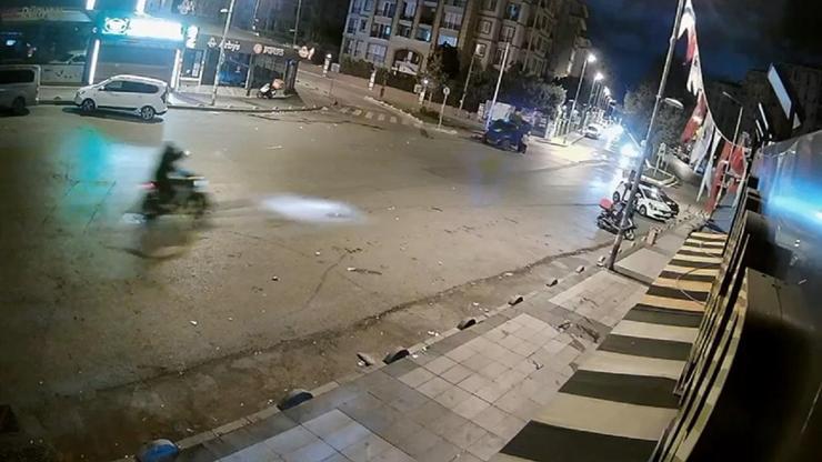 Polis ekibine aldırış etmedi: İş yerine silahlı saldırı kamerada