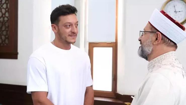 Mesut Özil gönüllü olarak cami temizliğine katıldı O anları Diyanet İşleri Başkanı paylaştı