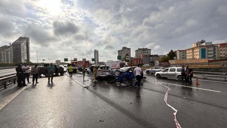 SON DAKİKA: Bağcılar TEMde zincirleme trafik kazası: Ölü ve yaralılar var