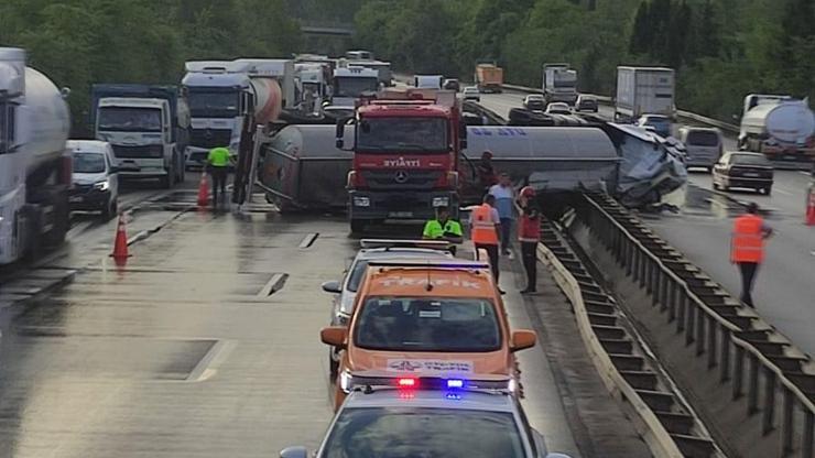 Anadolu Otoyolunda TIR devrildi: Kilometrelerce araç kuyruğu oluştu