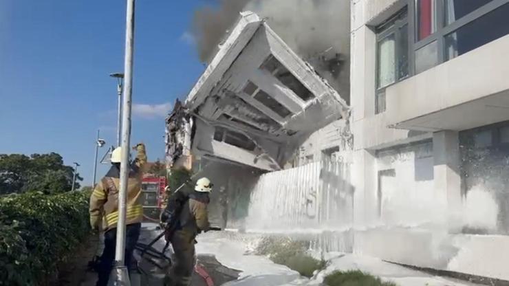 İstanbulda ahşap binada yangın: Bina çöktü