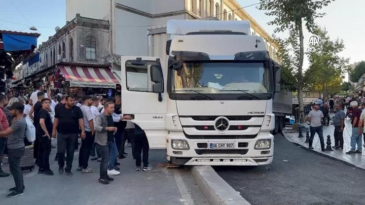 Fatihte beton refüje takılarak kaza yapan TIR yolu kapattı