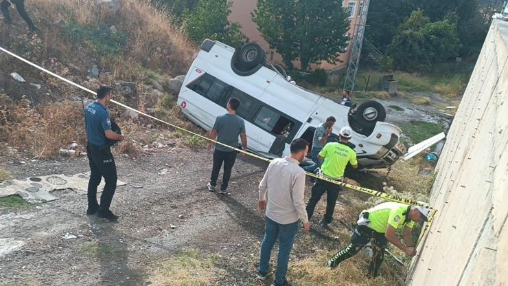Fındık işçilerini taşıyan minibüs 10 metreden uçtu: 14 yaralı Fındık işçilerini taşıyan minibüs 10 metreden uçtu: 14 yaralı
