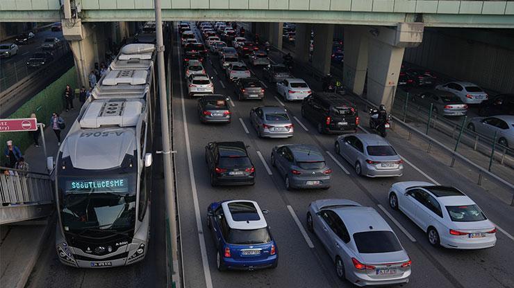 İstanbulda trafik yoğunluğu yaşanıyor