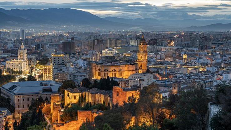 Malaga, turistlere yeni kurallar getiriyor: Bağırmayın, üstsüz gezmeyin...