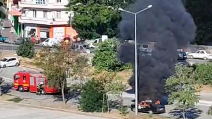 Çanakkalede park halindeki otomobil alev alev yandı