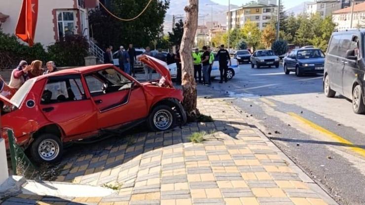 Kayseri'de iki otomobil çarpıştı: 5 yaralı