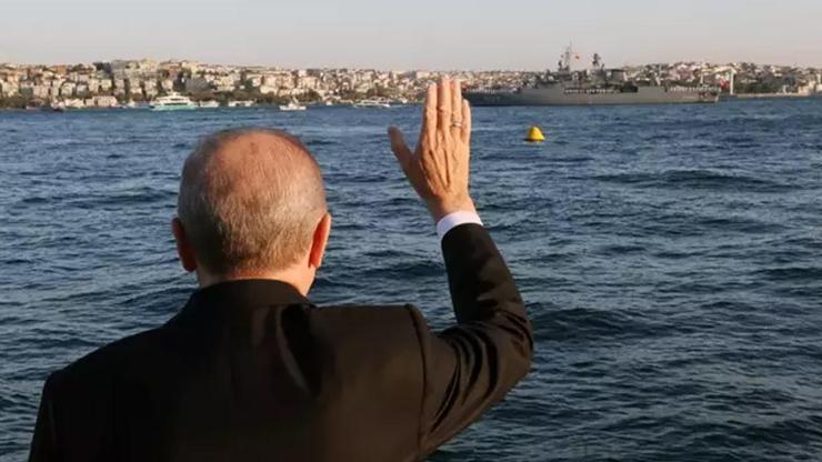 Erdoğan, İstanbul Boğazından geçiş yapan savaş gemilerini selamladı