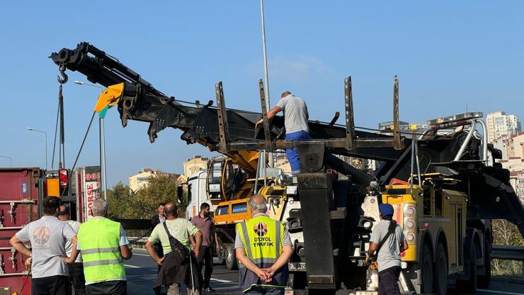 Avcılar D-100 Karayolunda TIR devrildi; yan yol trafiğe kapatıldı