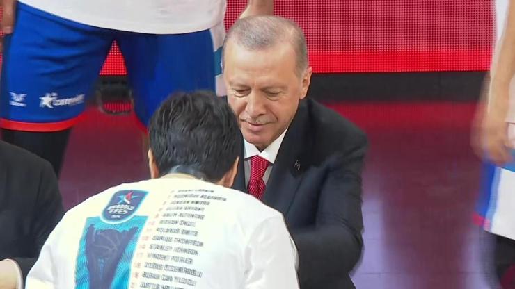 Cumhurbaşkanı Erdoğan, Anadolu Efes’e kupasını verdi