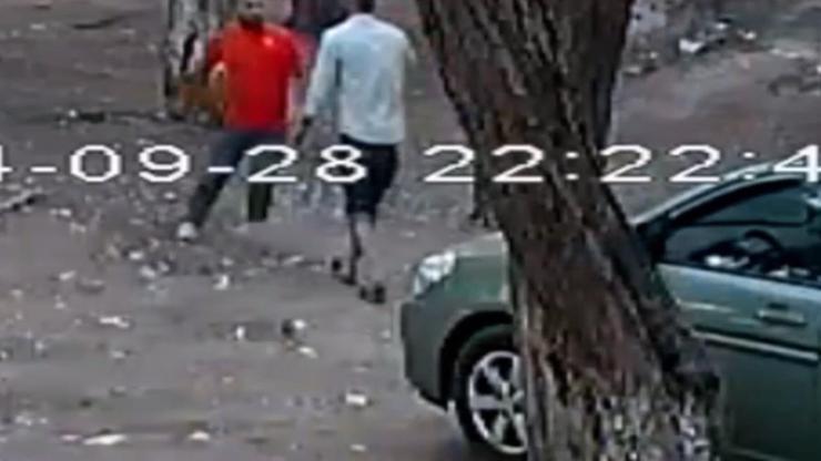 İzmir'de 'laf atma' kavgası kamerada; 1 yaralı İzmir'de 'laf atma' kavgası kamerada; 1 yaralı
