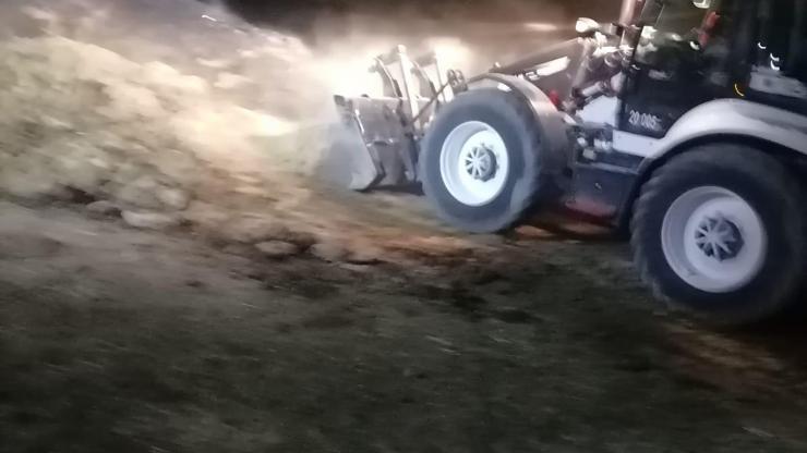 Van'da tonlarca saman balyası alev alev yandı