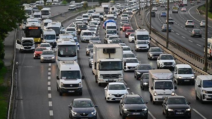 İstanbulda sabah saatlerinde trafik yoğunluğu yaşanıyor