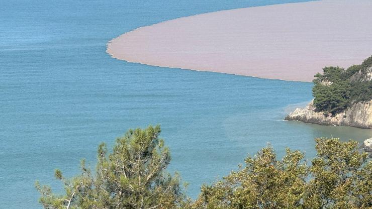 Bartın Irmağı'ndan akan çamurlu su nedeniyle denizin rengi değişti