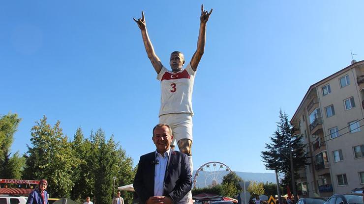 Tanju Özcan, Boluya Merih Demiral’ın ‘Bozkurt’ işareti yapan heykelini diktirdi