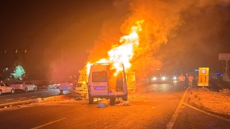 Kafa kafaya çarpışan kamyonet ile minibüs alev aldı: 11 yaralı