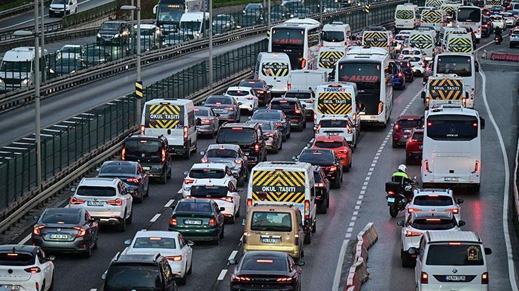 İstanbulda haftanın ilk iş gününde trafik yoğunluğu yaşanıyor