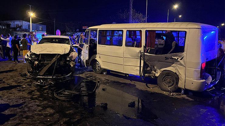 Düğünden dönen minibüs otomobille çarpıştı, ortalık savaş alanına döndü