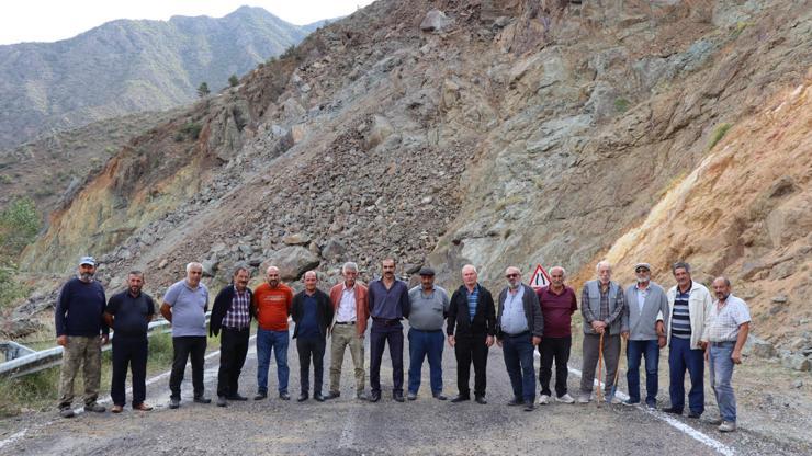 Oltu-Artvin kara yolu heyelan sebebiyle 45 gündür kapalı Oltu-Artvin kara yolu heyelan sebebiyle 45 gündür kapalı