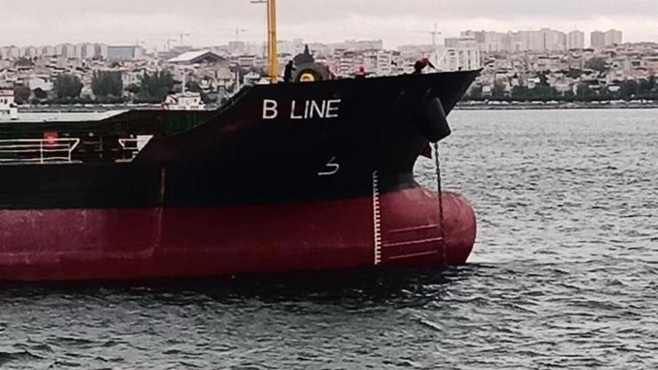 Arıza yapan gemi Ahirkapıya çekildi: İstanbul Boğazı trafiğe açıldı