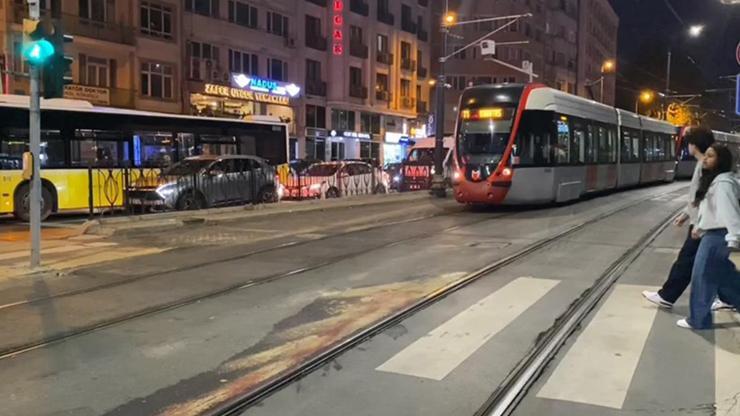 Feci kaza Karşıdan karşıya geçmeye çalışırken tramvay çarptı