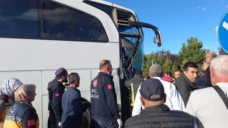 Afyonkarahisarda yolcu otobüsü kamyona çarptı: 1 ölü 19 yaralı