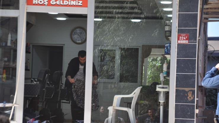 Hatay'da berbere bırakılan çantadan giyim eşyası çıktı Hatay'da berbere bırakılan çantadan giyim eşyası çıktı