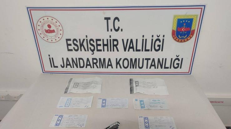 Eskişehir’de, para verdiği kişililere şiddet uygulayan tefeci yakalandı Eskişehir’de, para verdiği kişililere şiddet uygulayan tefeci yakalandı