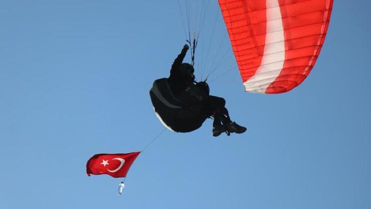 Türk bayraklarıyla dağın zirvesinden gökyüzüne süzüldüler: “İstikbal göklerdedir”