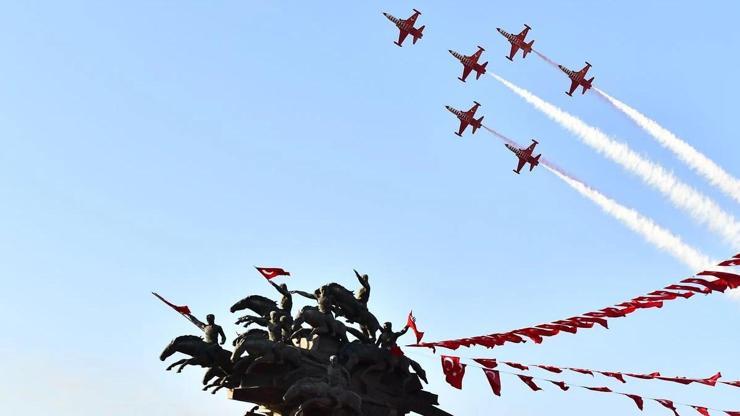 Türk Yıldızlarından İzmirde nefes kesen gösteri