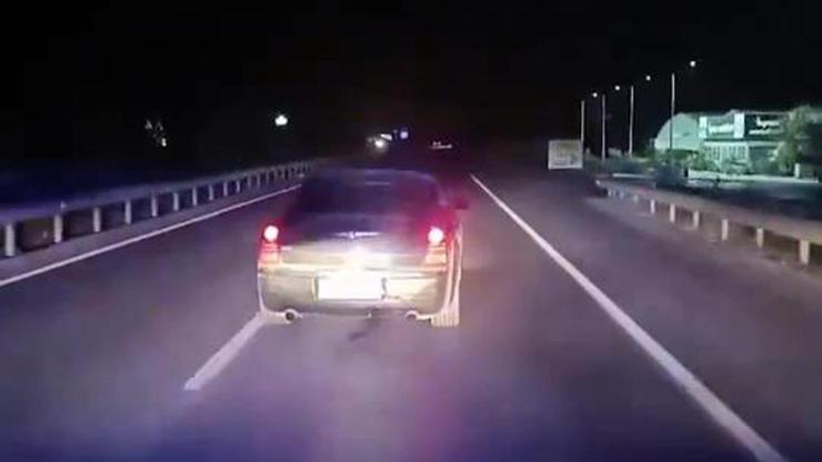 Antalya'da ambulansa yol vermeyen otomobilin sürücüsü tutuklandı Antalya'da ambulansa yol vermeyen otomobilin sürücüsü tutuklandı