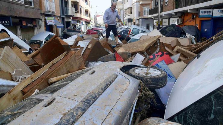 İspanyayı vuran sel felaketinin izleri fotoğraflara yansıdı: 8 saatte yıktı geçti 95 can kaybı, kayıplar var...