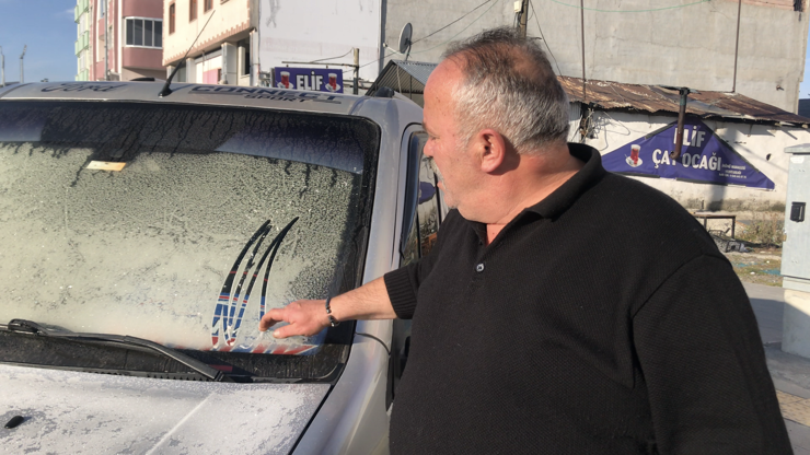 Ardahan'da otomobillerin camları dondu, bitkiler kırağı tuttu Ardahan'da otomobillerin camları dondu, bitkiler kırağı tuttu