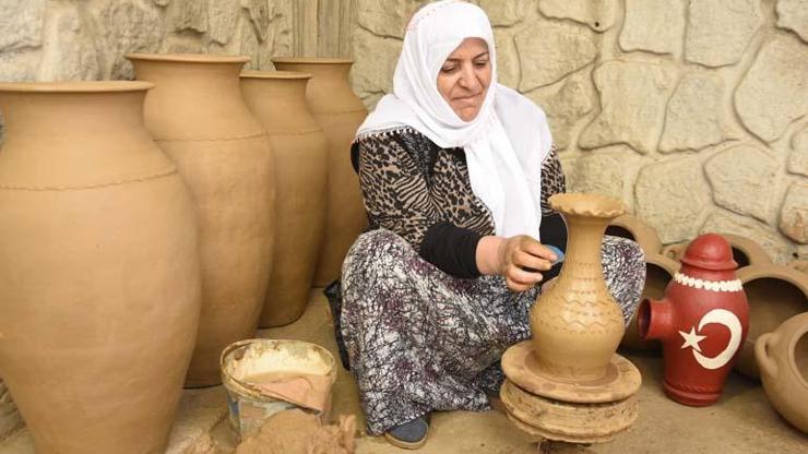 Çamura şekil veren kadınlar Çömlek, vazo, yayık... Aile ekonomisine katkıda bulunuyorlar