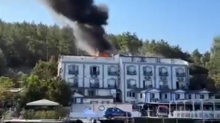 Otelin çatısında çıkan yangında 2 işçi dumandan etkilendi Otelin çatısında çıkan yangında 2 işçi dumandan etkilendi