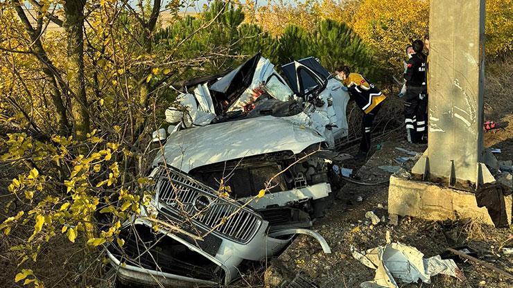 Cip, yön levhasının direğine çarptı; 2 ölü, 3 yaralı