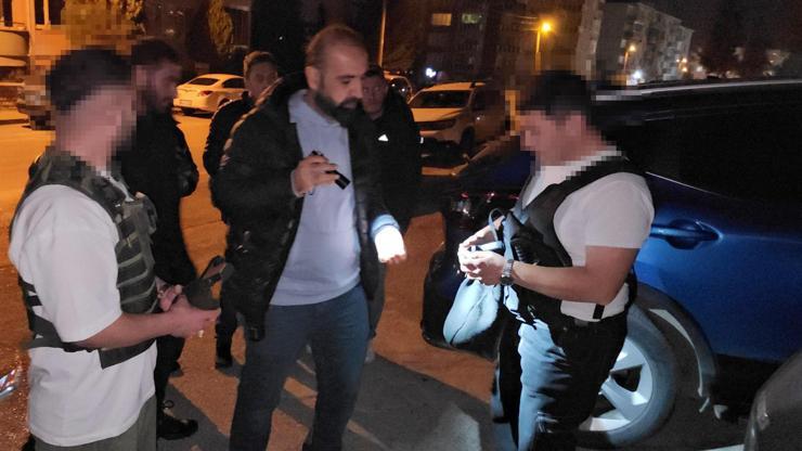 Çelik yelek giyerek, oyuncak tabanca ile vatandaşı korkutan 2 kişiye gözaltı Çelik yelek giyerek, oyuncak tabanca ile vatandaşı korkutan 2 kişiye gözaltı