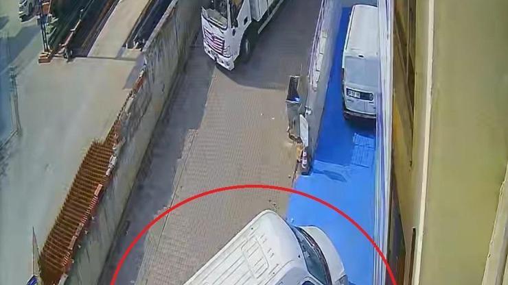 El freni çekilmeyen minibüs hareket edip kara yoluna indi; yaşanan panik kamerada El freni çekilmeyen minibüs hareket edip kara yoluna indi; yaşanan panik kamerada