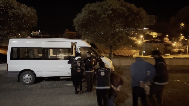 Erzincan’da göçmen kaçakçısı 4 kişi tutuklandı Erzincan’da göçmen kaçakçısı 4 kişi tutuklandı