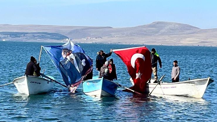 Çıldır Gölü'nde balıkçılardan Ata’ya saygı Çıldır Gölü'nde balıkçılardan Ata’ya saygı