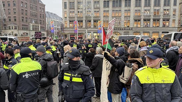 Amsterdamda Filistin destekçilerine sert polis müdahalesi