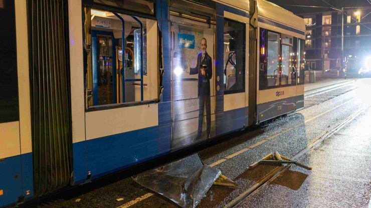 Amsterdamda kaos durulmuyor: Tramvay ateşe verildi