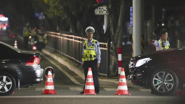 ﻿Çinde katliam gibi kaza Araç kalabalığın arasında daldı: 35 ölü