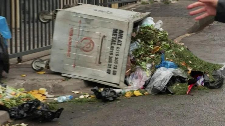 Maltepede sokaklar çöp yığını, işçiler grevde