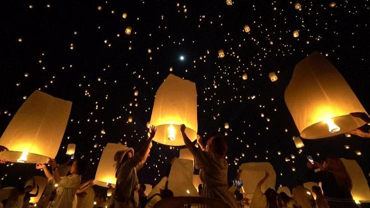 Binlercesi gökyüzünde Taylandın kuzeyi geleneksel festival ile aydınlandı