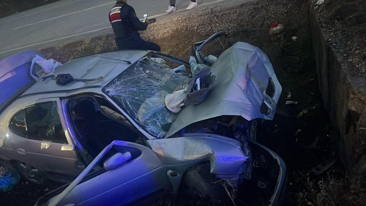 Otomobil beton bariyerlere çarptı: 1 ölü, 3 yaralı Otomobil beton bariyerlere çarptı: 1 ölü, 3 yaralı