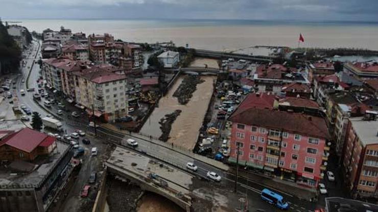 SON HABERLER | Rizede yoğun yağmur denizin rengini değiştirdi